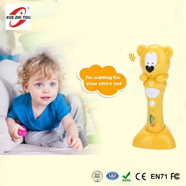 Copiii care învață să citească stiloul tău Ascultați cartea dvs.