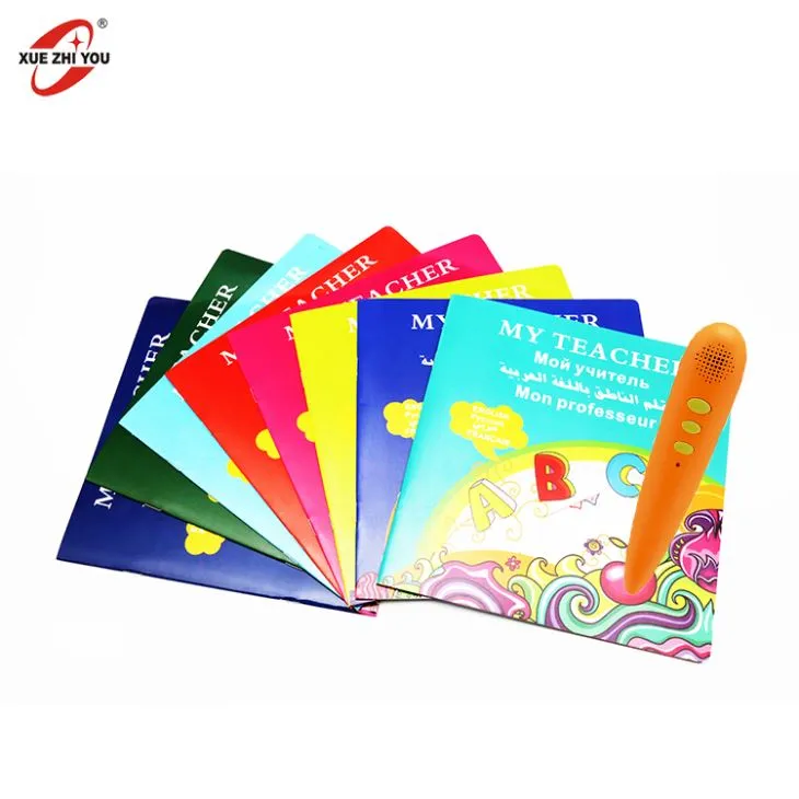 Copii care vorbesc cu pixul învățând cu cărți